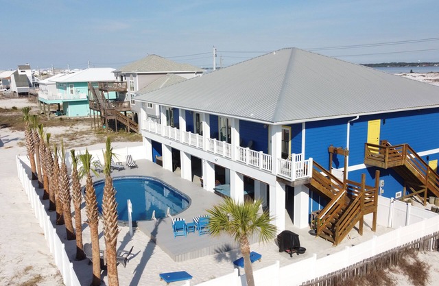 Gulf and Sound Views! HUGE backyard, 33' POOL,Hot Tub, Outdoor Bar and TVs