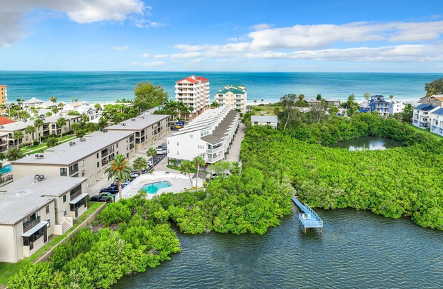 ★Gulf Coast 107★ Steps to the Beach! Clean, Spacious Condo - Pool & Beach Gear