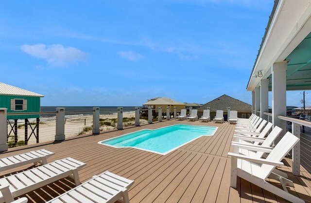 Gulf-Front Oasis: Rooftop Heated Pool, Elevator & Dog-Friendly!