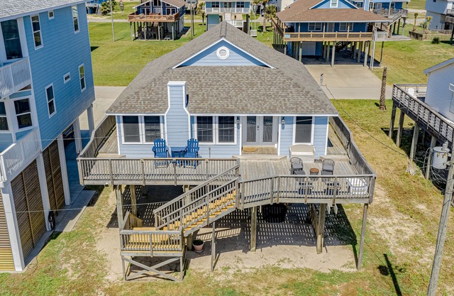 Gulf-view haven steps to ocean with huge deck, WiFi, & AC - dogs & snowbird OK