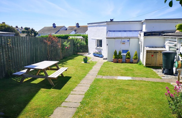 GULL COTTAGE, pet friendly, character holiday cottage in Tintagel