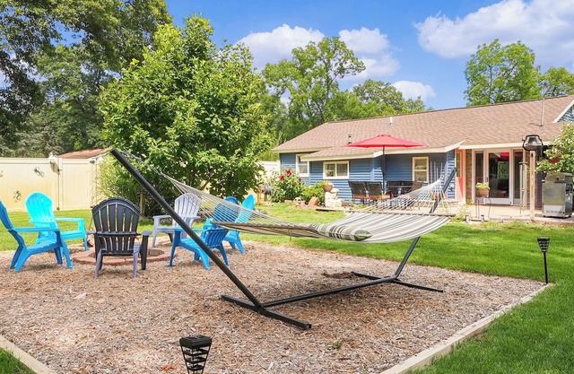 Gun Lake Gem: Backyard Oasis, Firepit, Dogs OK