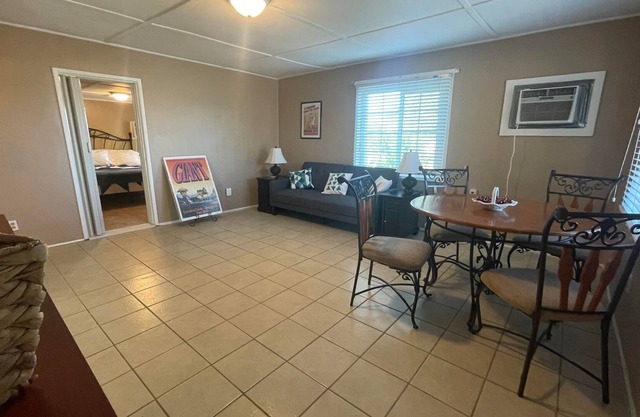 Gunslingers Hideout - Buntline - Tombstone cottage; king bed; wifi; full kitchen
