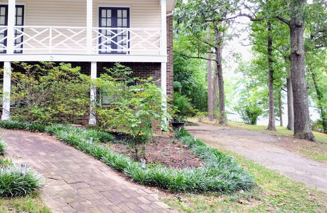 Guntersville Lake - access to boat launch and pier - sleeps 12