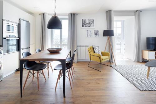 H SUITE3A by Smiling Rentals