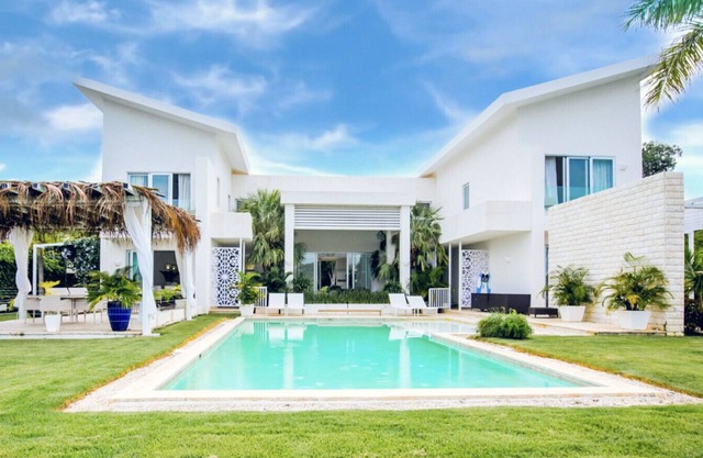 Hacienda 51: Serene lakefront & golf view villa w/staff & golf cart