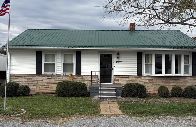 Hafield McCoy trail house sleeps 14