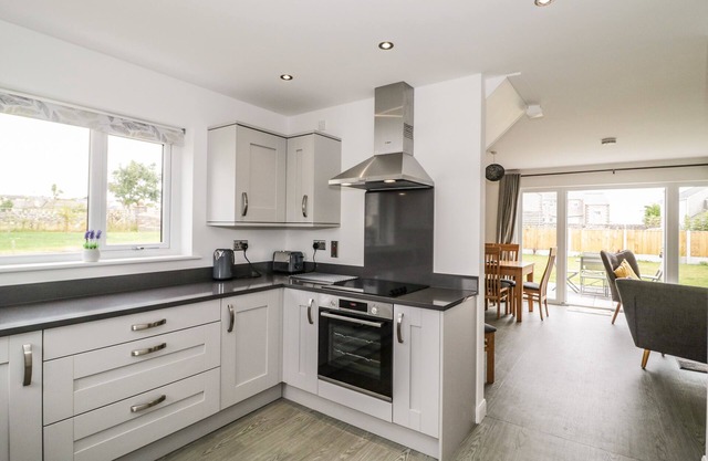 HAFOD 8 PARC DELFRYN, family friendly, with a garden in Benllech