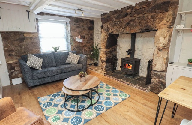 HAFOD, pet friendly, country holiday cottage in Llanbedrog