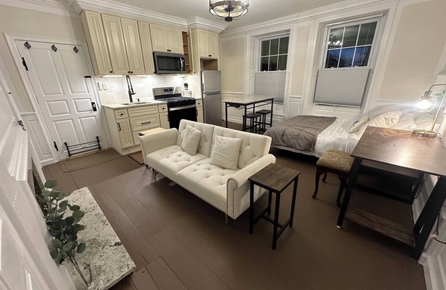 Hale Loft w/kitchen, bath, laundry next to PEA