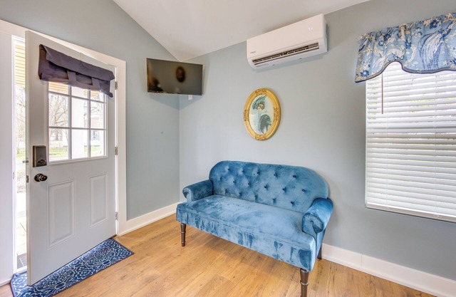 Half-Mi to Dtwn: New Cottage in Jefferson!