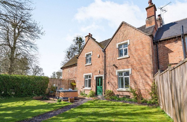 HALL FARM HOUSE, family friendly, with hot tub in Southwell