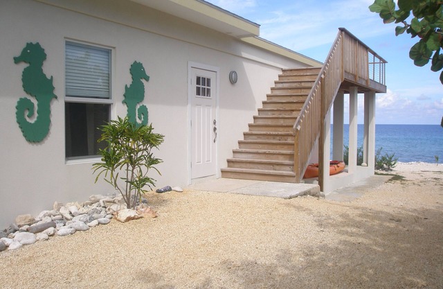 Hammock Moon - Two Bedroom House Directly on Beach with Gazebo