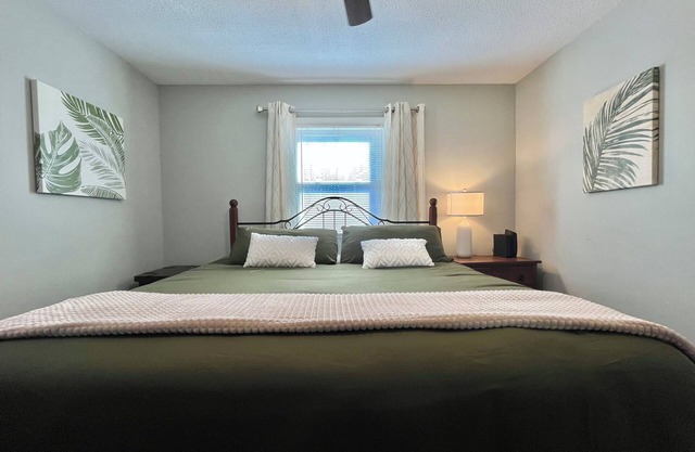 Hampstead 3 bedroom house close to Wilmington: 2 living rooms and Fenced in Yard