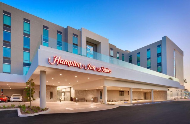 Hampton Inn & Suites Anaheim Resort Convention Center