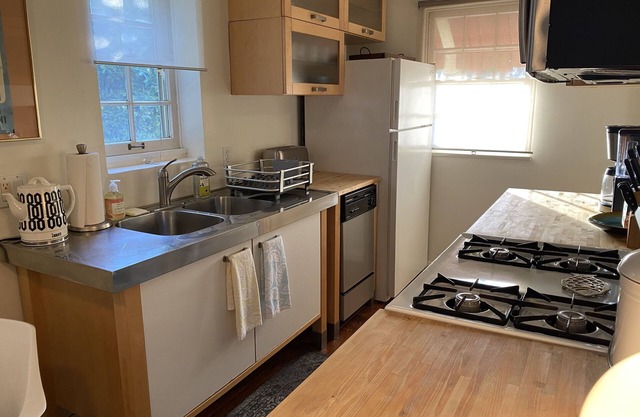 Hancock Park Private City Retreat w/Balcony, Shops, Restaurants & Paramount