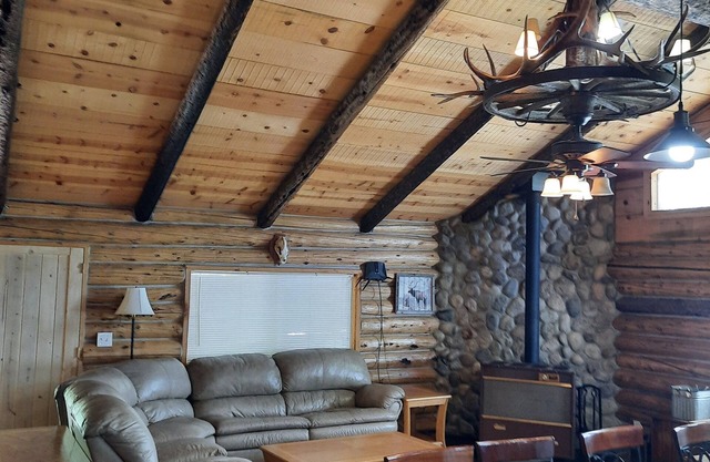 Hand Crafted Log Cabin, minutes away from your outdoor adventure
