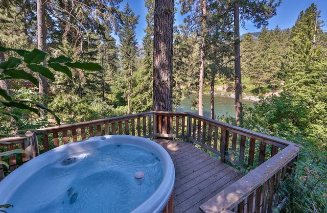 Hannah's River Cabin - Riverfront - Hot Tub - Walking Distance to Town!