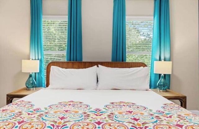 Happy & Colorful, private patio, King beds