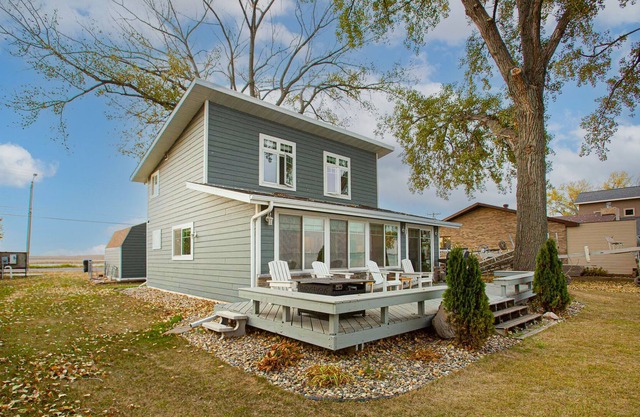 Happy Home 4 bedroom cabin on Lake Kampeska