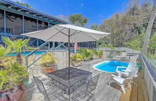 Happy Landing, cheerful two bedroom cabin w/pool