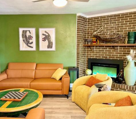 Happy Palette Home Close to downtown Fenced yard