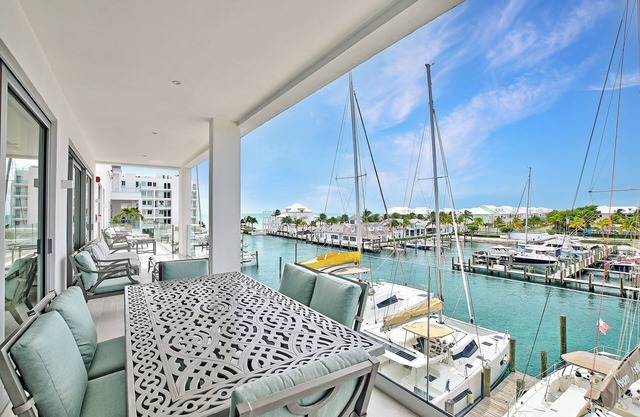Harbor Hummingbird Haven - 3-bedroom condo with marina views