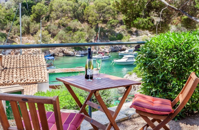 Harbour View 2 Holiday Apartment by the Sea in a Lively Fishing Village in Cala Figuera