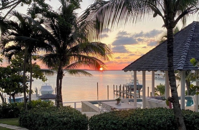 HARBOUR VIEW Full Property - Bayfront Bliss! Luxury escape, sunset views!