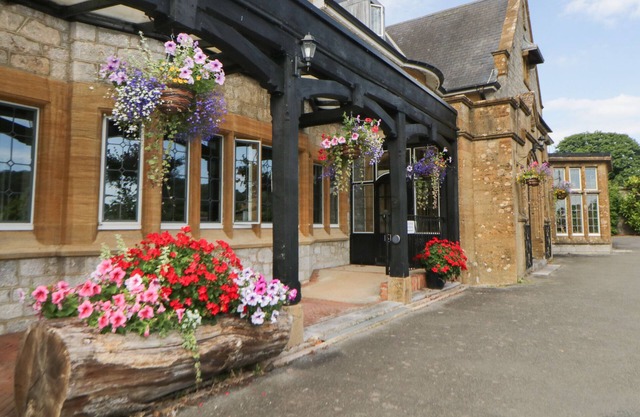 Harcombe House Bungalow 9