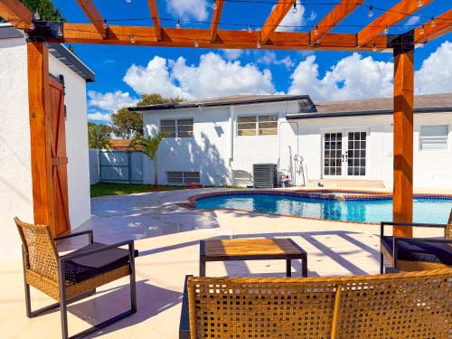 Hard Rock Villa Pool, Game Room & Beach Fun