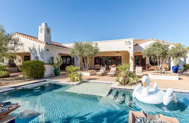 HARMONY HACIENDA - PRIVATE COURTYARD AND HEATED POOL