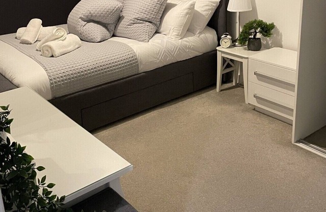 Harold Wood Haven Next to Station Small Dogs OK