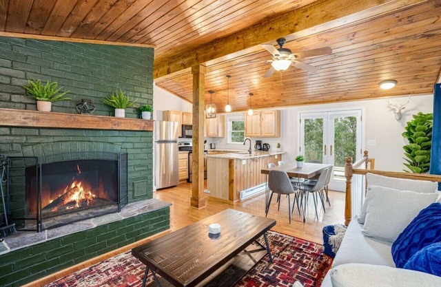 Harpers Ferry Cabin: Hot Tub, Deck, Fire Pit, WiFI