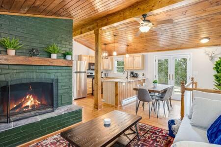 Harpers Ferry Cabin Hot Tub, Deck, Fire Pit, WiFI
