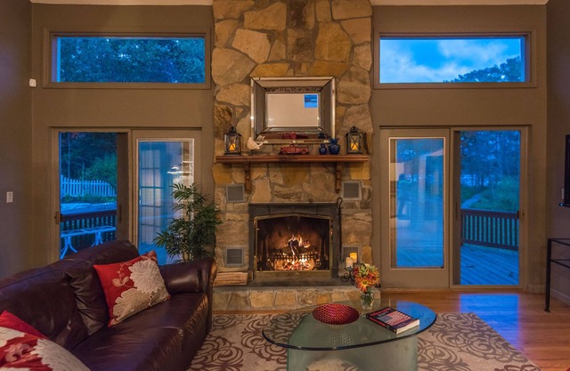 Have it all! Lakefront, Pool & Skiing & Gym! 5 Bedrooms