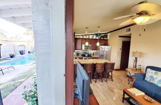 Hawaiian Cottage - Heated Pool Walk to the Beach