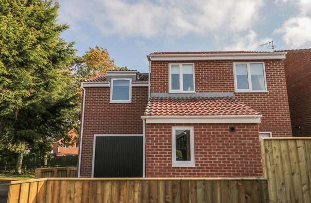 HAWTHORN, pet friendly, country holiday cottage in Whitby
