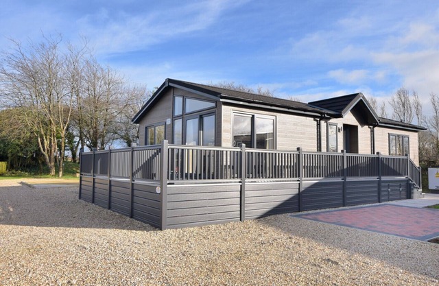 HAZELWOOD 4 @ PINEWOOD RETREAT, family friendly in Lyme Regis