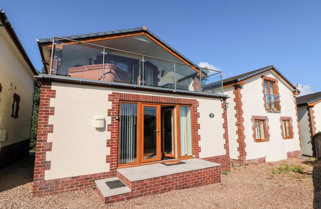 HAZELWOOD LODGE, pet friendly, with pool in High Bickington