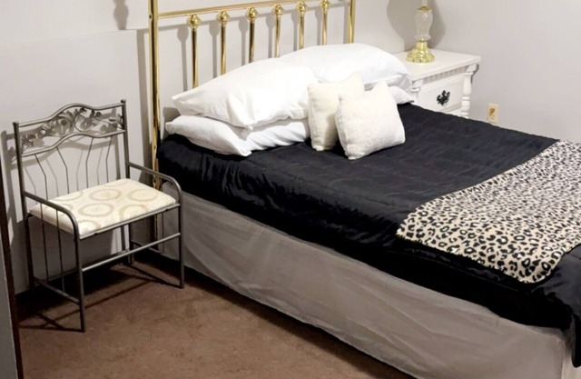 HC Hideaway - Rustic Roomy Relaxing! Queen Bed, Full Kitchen!