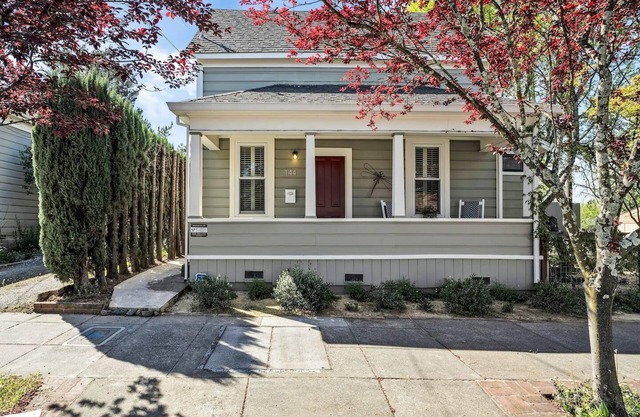 Healdsburg Plaza Gem-Complimentary wine tasting at Croix included!