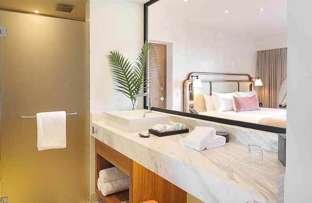 Heart of Cabo w/Jacuzzi & Ocean Views