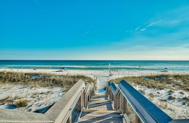 Heart of Destin Beach Bungalow: 2023 Elevated Reno