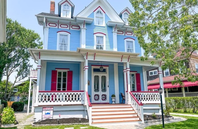 Heart of Town! Close to the beach and perfect for large families!