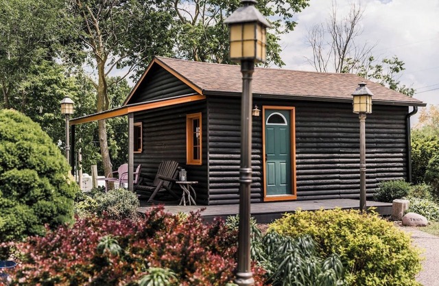 Heartbreaker|Log Cabin + Hot Tub w/TV+ Pickleball