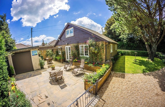 Heated indoor pool & spa, countryside holiday cottage near the beach & park