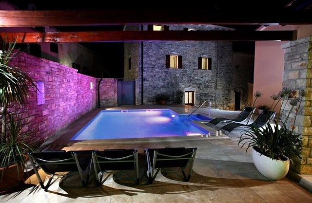 HEATED OUTDOOR POOL + Spa Whirlpool + Sauna: Stone villa with private pool