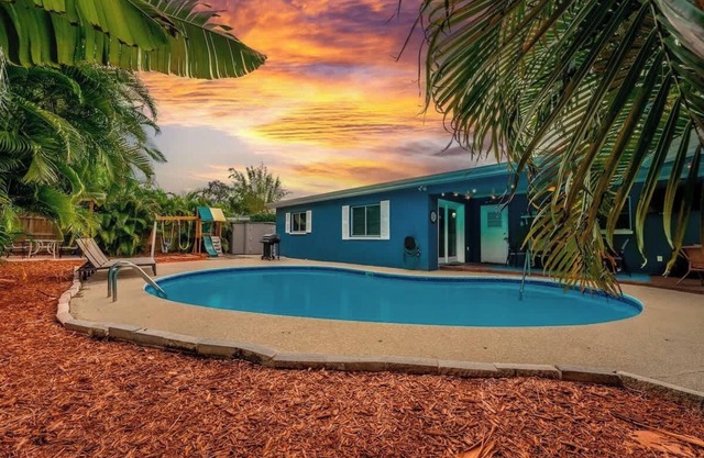 Heated Pool - 8 min to beach - King Beds