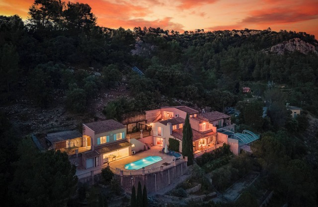 Heated pool - air conditioning - wifi - parking - panoramic views - privacy